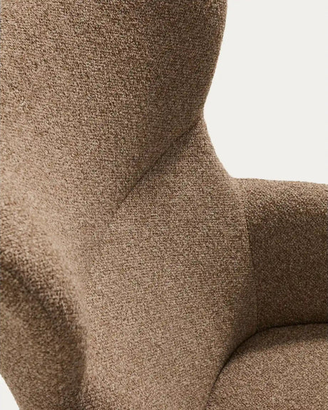Sessel Adiran mit dicker Chenille in Hellbraun und Beinen aus massivem Eichenholz mit Nussbaum-Finish von Kave Home – Bild 8