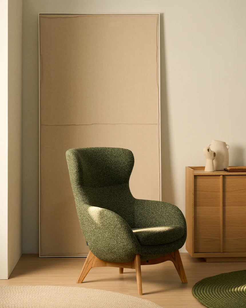 Sessel Adiran mit dicker Chenille in Moosgrün und Beinen aus massivem Eichenholz mit natürlichem Finish von Kave Home – Bild 2