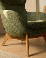 Sessel Adiran mit dicker Chenille in Moosgrün und Beinen aus massivem Eichenholz mit natürlichem Finish von Kave Home – Bild 3