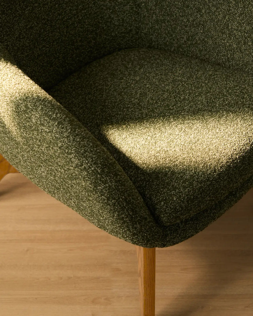 Sessel Adiran mit dicker Chenille in Moosgrün und Beinen aus massivem Eichenholz mit natürlichem Finish von Kave Home – Bild 4