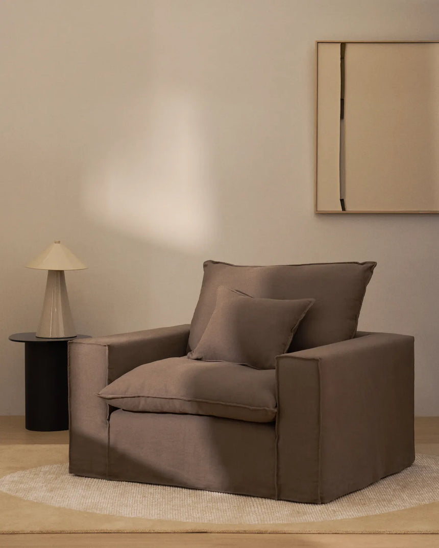 Sessel Anarela mit abnehmbarem Bezug aus 100 % Leinen in Taupe, 130 cm, FSC Mix Credit von Kave Home – Bild 2