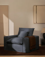 Sessel Anarela mit abnehmbarem Bezug aus Leinen und Viskose in Dunkelgrau, 130 cm, FSC Mix Credit von Kave Home – Bild 2