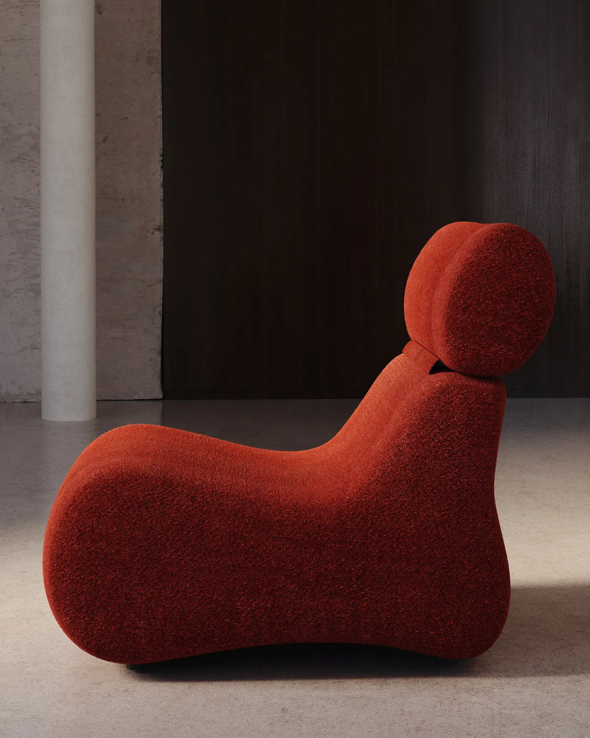 Sessel Club aus bordeauxfarbenem Bouclé von Kave Home – Produktbild 2