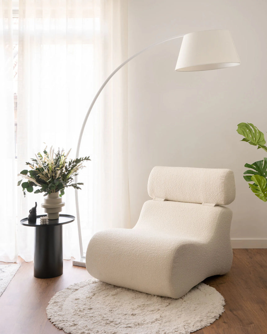 Sessel Club mit Bouclé-Stoff in Weiß von Kave Home – Produktbild 8