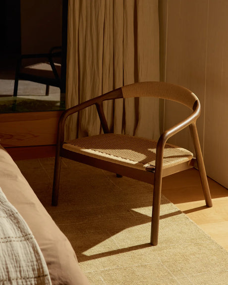 Sessel Derile aus massivem Eichenholz mit Nussbaum-Finish und beigem Papierseil 100% FSC von Kave Home – Bild 2