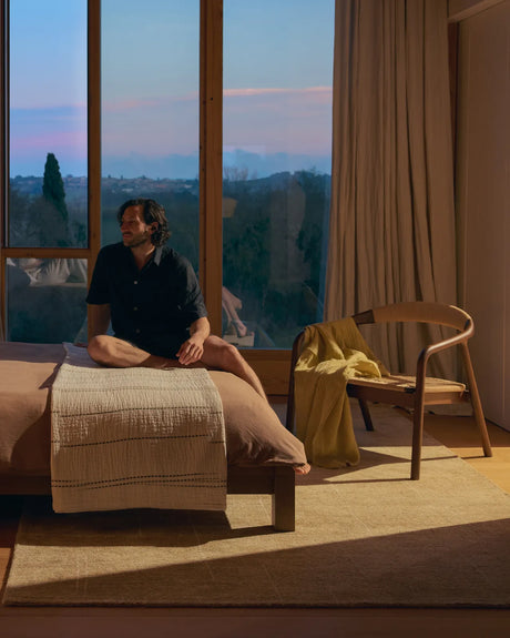 Sessel Derile aus massivem Eichenholz mit Nussbaum-Finish und beigem Papierseil 100% FSC von Kave Home – Bild 3