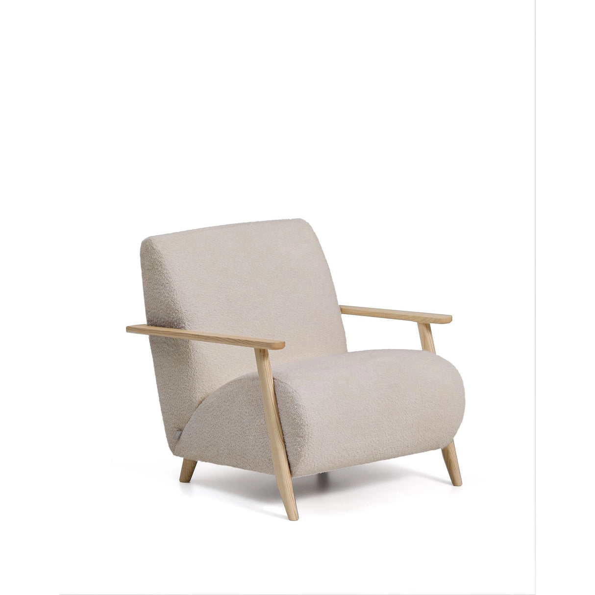 Sessel Meghan in beigem, schwer entflammbarem Lammfellimitat mit massivem Eschenholz mit naturfarbenem Finish, FSC Mix Credit von Kave Home – Produktbild 1