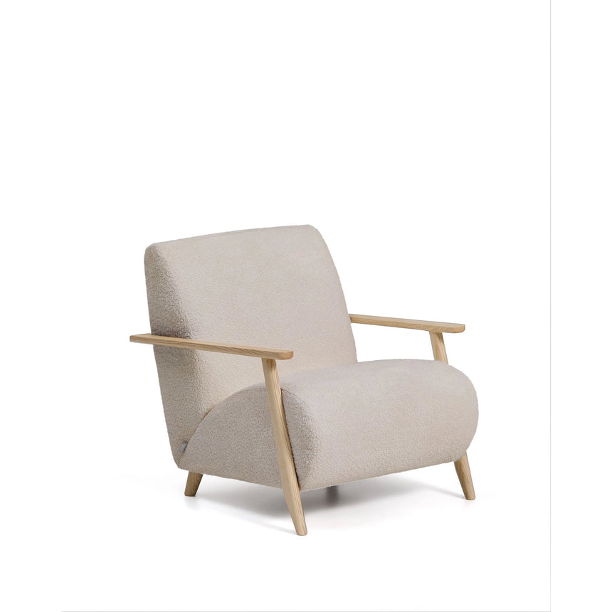 Sessel Meghan in beigem, schwer entflammbarem Lammfellimitat mit massivem Eschenholz mit naturfarbenem Finish, FSC Mix Credit von Kave Home – Produktbild 1