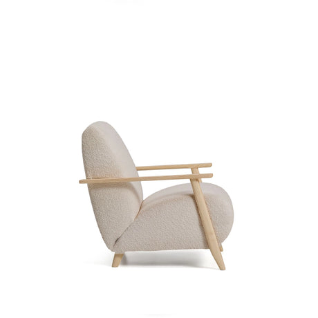 Sessel Meghan in beigem, schwer entflammbarem Lammfellimitat mit massivem Eschenholz mit naturfarbenem Finish, FSC Mix Credit von Kave Home – Produktbild 3