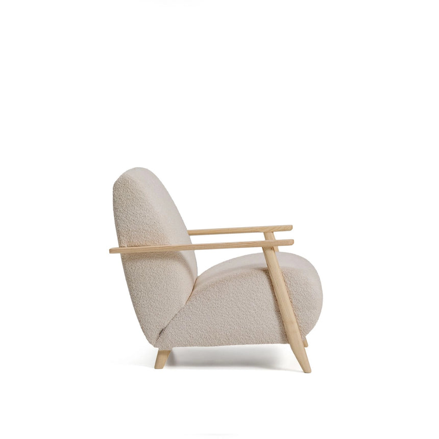 Sessel Meghan in beigem, schwer entflammbarem Lammfellimitat mit massivem Eschenholz mit naturfarbenem Finish, FSC Mix Credit von Kave Home – Produktbild 3