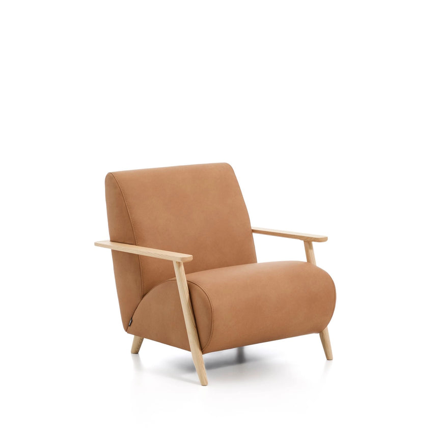 Sessel Meghan in braunem Leder mit massivem Eschenholz mit naturfarbenem Finish, FSC Mix Credit von Kave Home – Produktbild 1