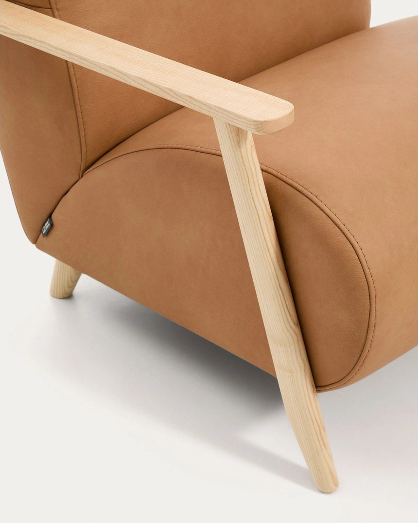 Sessel Meghan in braunem Leder mit massivem Eschenholz mit naturfarbenem Finish, FSC Mix Credit von Kave Home – Produktbild 10