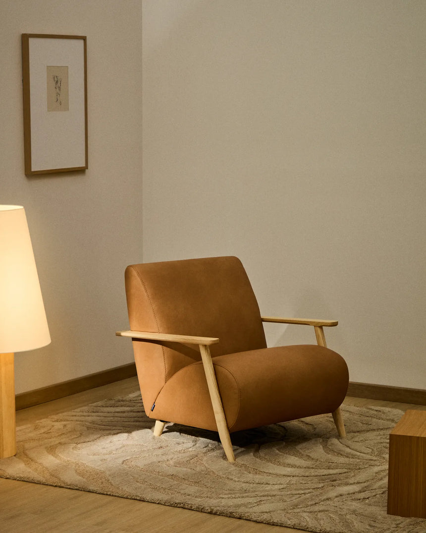 Sessel Meghan in braunem Leder mit massivem Eschenholz mit naturfarbenem Finish, FSC Mix Credit von Kave Home – Produktbild 2