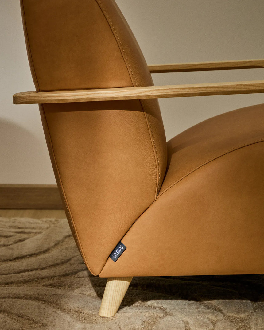 Sessel Meghan in braunem Leder mit massivem Eschenholz mit naturfarbenem Finish, FSC Mix Credit von Kave Home – Produktbild 3