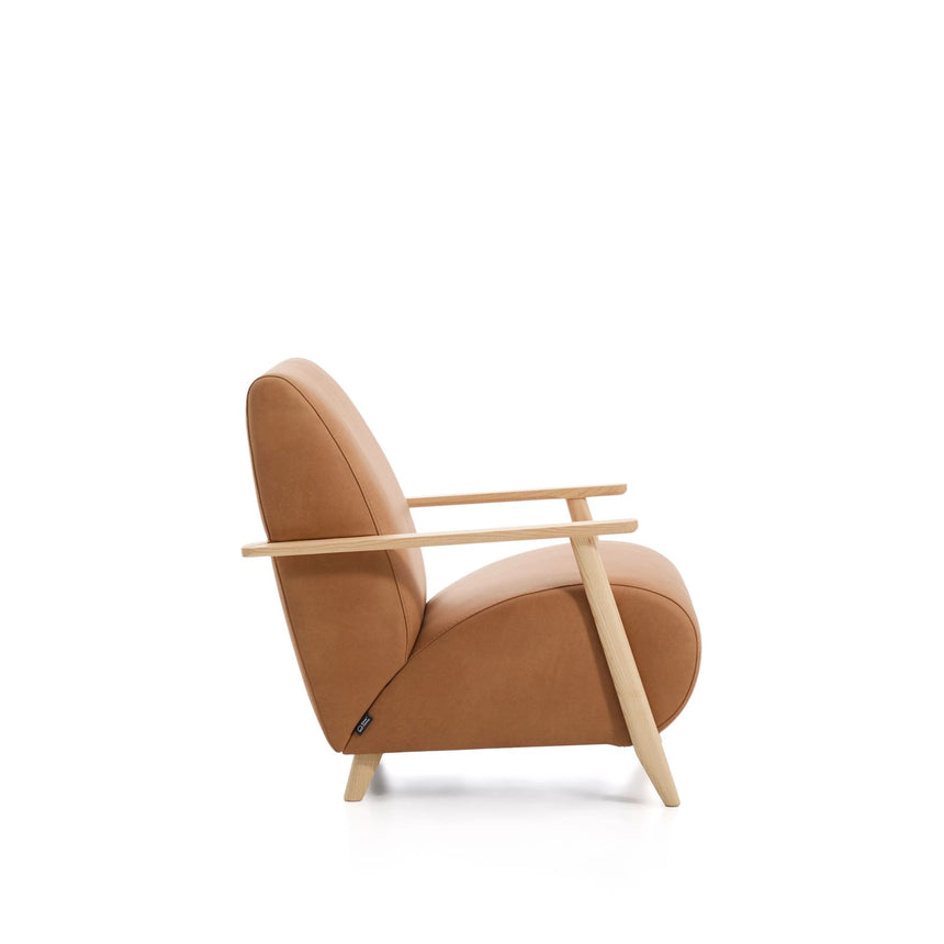 Sessel Meghan in braunem Leder mit massivem Eschenholz mit naturfarbenem Finish, FSC Mix Credit von Kave Home – Produktbild 5