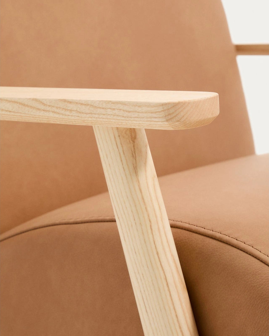 Sessel Meghan in braunem Leder mit massivem Eschenholz mit naturfarbenem Finish, FSC Mix Credit von Kave Home – Produktbild 8