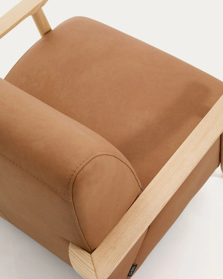 Sessel Meghan in braunem Leder mit massivem Eschenholz mit naturfarbenem Finish, FSC Mix Credit von Kave Home – Produktbild 9