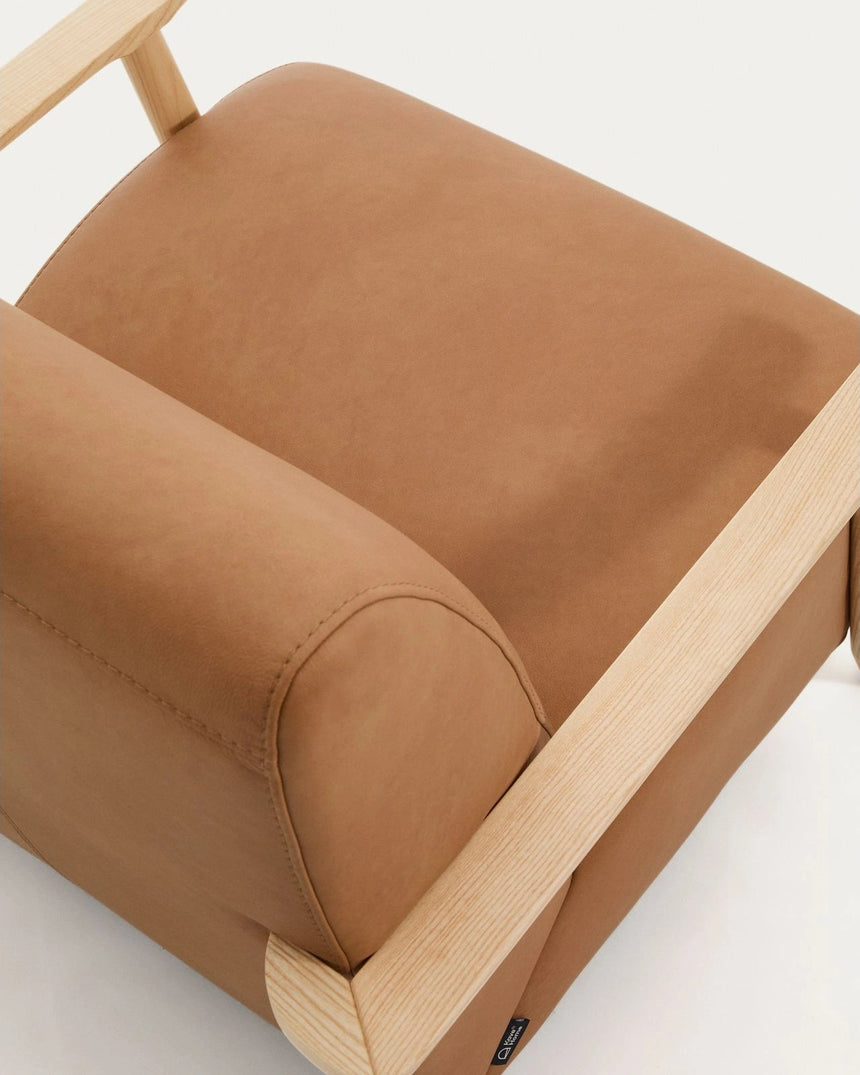 Sessel Meghan in braunem Leder mit massivem Eschenholz mit naturfarbenem Finish, FSC Mix Credit von Kave Home – Produktbild 9