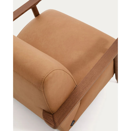 Sessel Meghan in braunem Leder mit massivem Eschenholz mit nussbaumfarbenem Finish, FSC Mix Credit von Kave Home – Produktbild 11