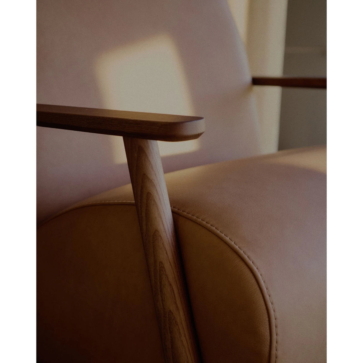 Sessel Meghan in braunem Leder mit massivem Eschenholz mit nussbaumfarbenem Finish, FSC Mix Credit von Kave Home – Produktbild 3