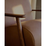 Sessel Meghan in braunem Leder mit massivem Eschenholz mit nussbaumfarbenem Finish, FSC Mix Credit von Kave Home – Produktbild 3