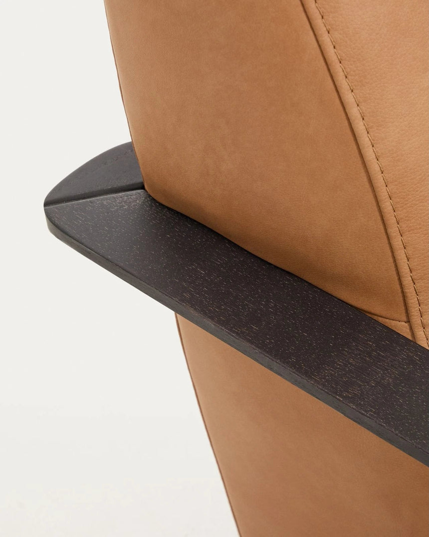 Sessel Meghan in braunem Leder mit massivem Eschenholz mit wengefarbenem Finish, FSC Mix Credit von Kave Home – Produktbild 11
