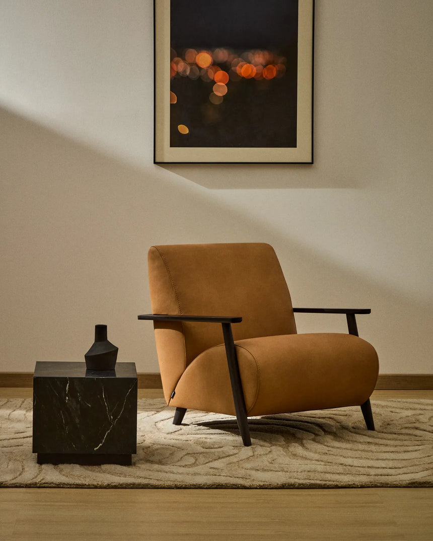 Sessel Meghan in braunem Leder mit massivem Eschenholz mit wengefarbenem Finish, FSC Mix Credit von Kave Home – Produktbild 2