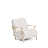 Sessel Meghan in ecrufarbenem, schwer entflammbarem Lammfellimitat mit massivem Eschenholz mit naturfarbenem Finish, FSC Mix Credit von Kave Home – Produktbild 1