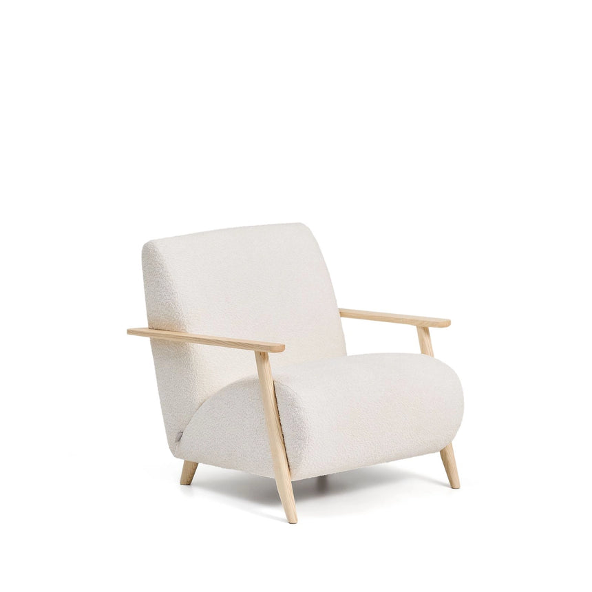 Sessel Meghan in ecrufarbenem, schwer entflammbarem Lammfellimitat mit massivem Eschenholz mit naturfarbenem Finish, FSC Mix Credit von Kave Home – Produktbild 1