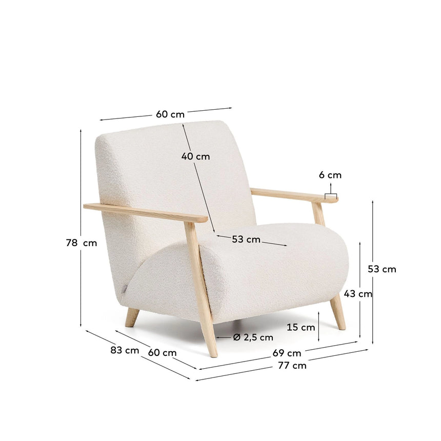 Sessel Meghan in ecrufarbenem, schwer entflammbarem Lammfellimitat mit massivem Eschenholz mit naturfarbenem Finish, FSC Mix Credit von Kave Home – Produktbild 2