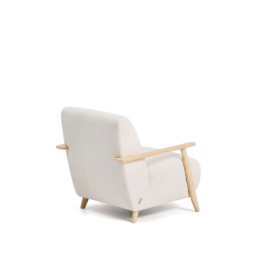 Sessel Meghan in ecrufarbenem, schwer entflammbarem Lammfellimitat mit massivem Eschenholz mit naturfarbenem Finish, FSC Mix Credit von Kave Home – Produktbild 4