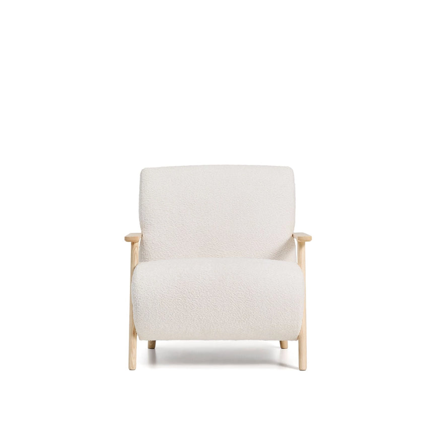 Sessel Meghan in ecrufarbenem, schwer entflammbarem Lammfellimitat mit massivem Eschenholz mit naturfarbenem Finish, FSC Mix Credit von Kave Home – Produktbild 5
