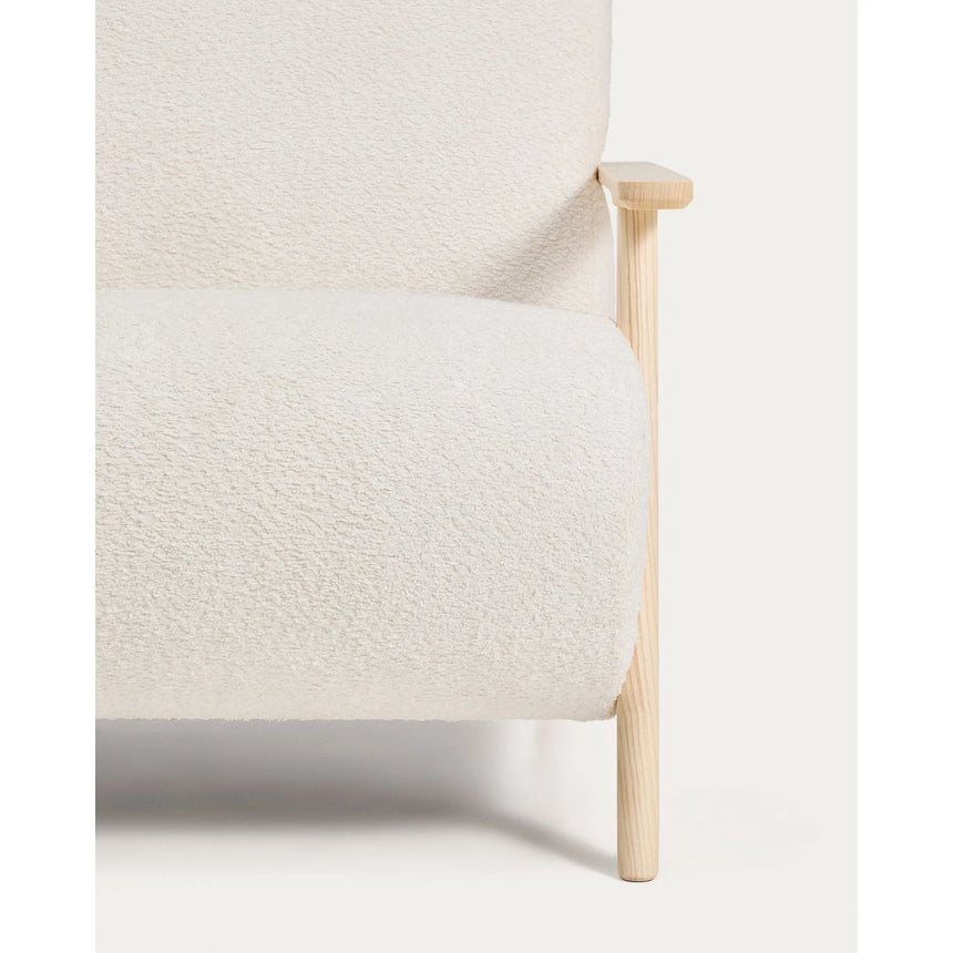 Sessel Meghan in ecrufarbenem, schwer entflammbarem Lammfellimitat mit massivem Eschenholz mit naturfarbenem Finish, FSC Mix Credit von Kave Home – Produktbild 6