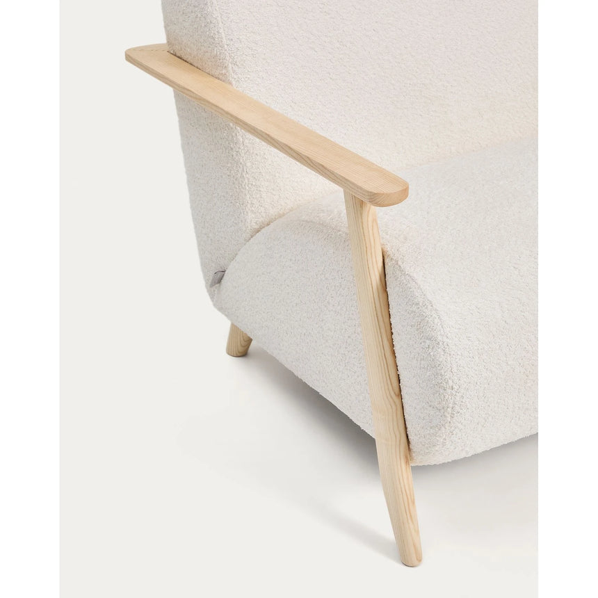 Sessel Meghan in ecrufarbenem, schwer entflammbarem Lammfellimitat mit massivem Eschenholz mit naturfarbenem Finish, FSC Mix Credit von Kave Home – Produktbild 7