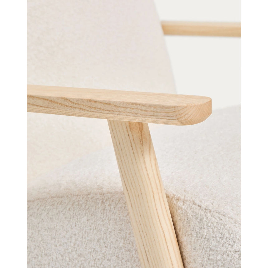 Sessel Meghan in ecrufarbenem, schwer entflammbarem Lammfellimitat mit massivem Eschenholz mit naturfarbenem Finish, FSC Mix Credit von Kave Home – Produktbild 8