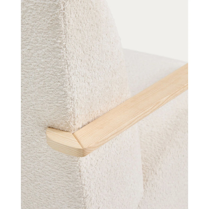 Sessel Meghan in ecrufarbenem, schwer entflammbarem Lammfellimitat mit massivem Eschenholz mit naturfarbenem Finish, FSC Mix Credit von Kave Home – Produktbild 9