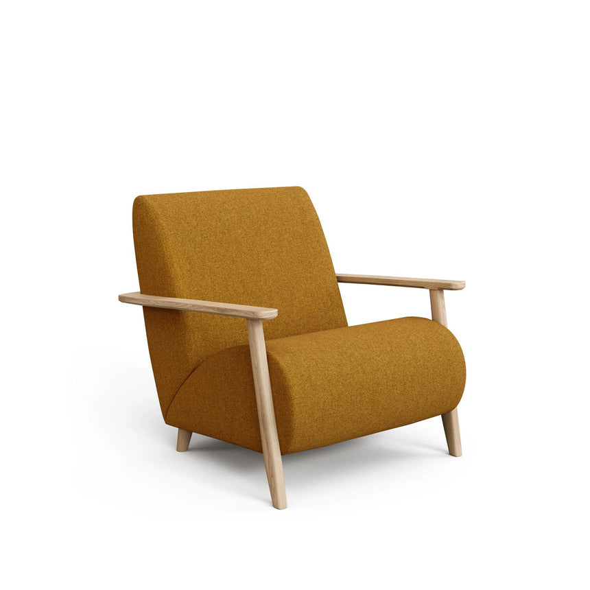 Sessel Meghan in schwer entflammbarem Lammfellimitat in Senfgelb mit massivem Eschenholz mit Natur-Finish, FSC Mix Credit von Kave Home – Produktbild 1