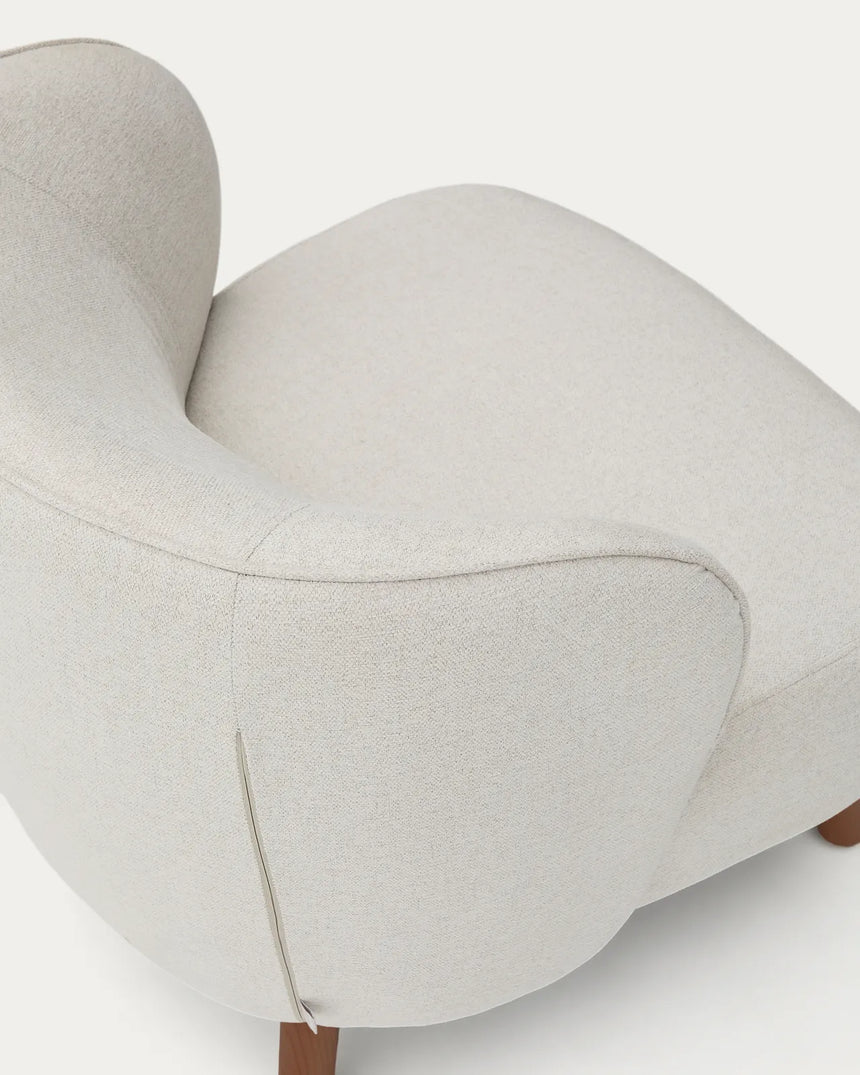 Sessel Ulit aus beiger Chenille oder Lammfellimitat mit Beinen aus massivem Eschenholz von Kave Home – Bild 8