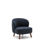 Sessel Ulit aus blaugrauer Chenille mit Beinen aus massivem Eschenholz mit Nussbaum-Finish von Kave Home – Bild 1
