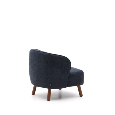 Sessel Ulit aus blaugrauer Chenille mit Beinen aus massivem Eschenholz mit Nussbaum-Finish von Kave Home – Bild 4