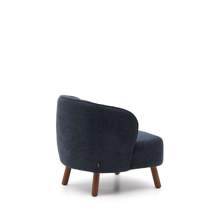 Sessel Ulit aus blaugrauer Chenille mit Beinen aus massivem Eschenholz mit Nussbaum-Finish von Kave Home – Bild 4