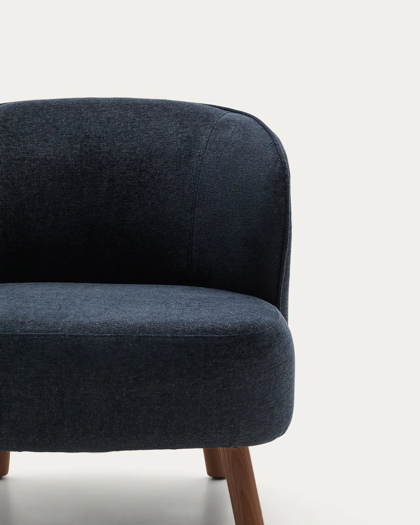 Sessel Ulit aus blaugrauer Chenille mit Beinen aus massivem Eschenholz mit Nussbaum-Finish von Kave Home – Bild 6