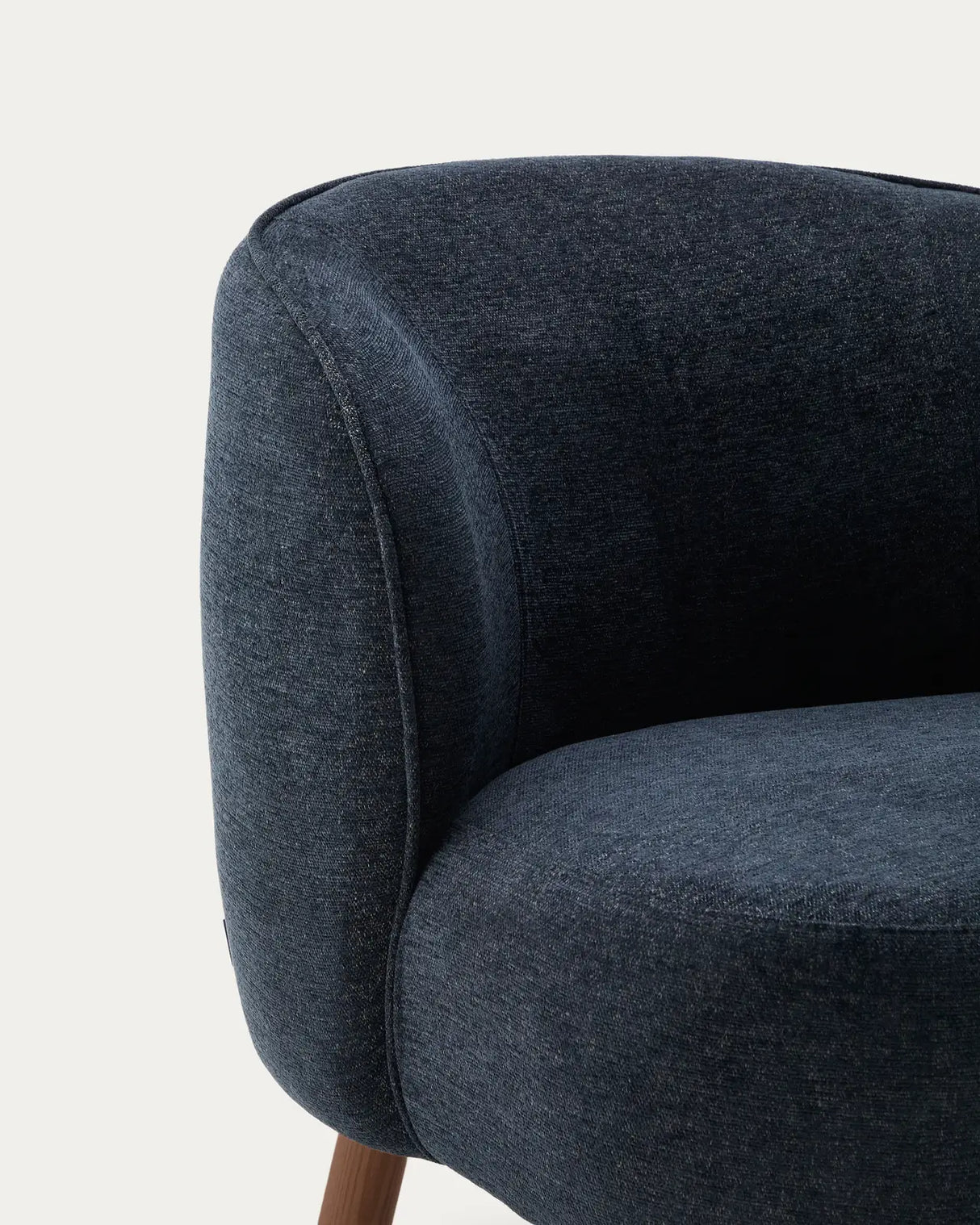Sessel Ulit aus blaugrauer Chenille mit Beinen aus massivem Eschenholz mit Nussbaum-Finish von Kave Home – Bild 7