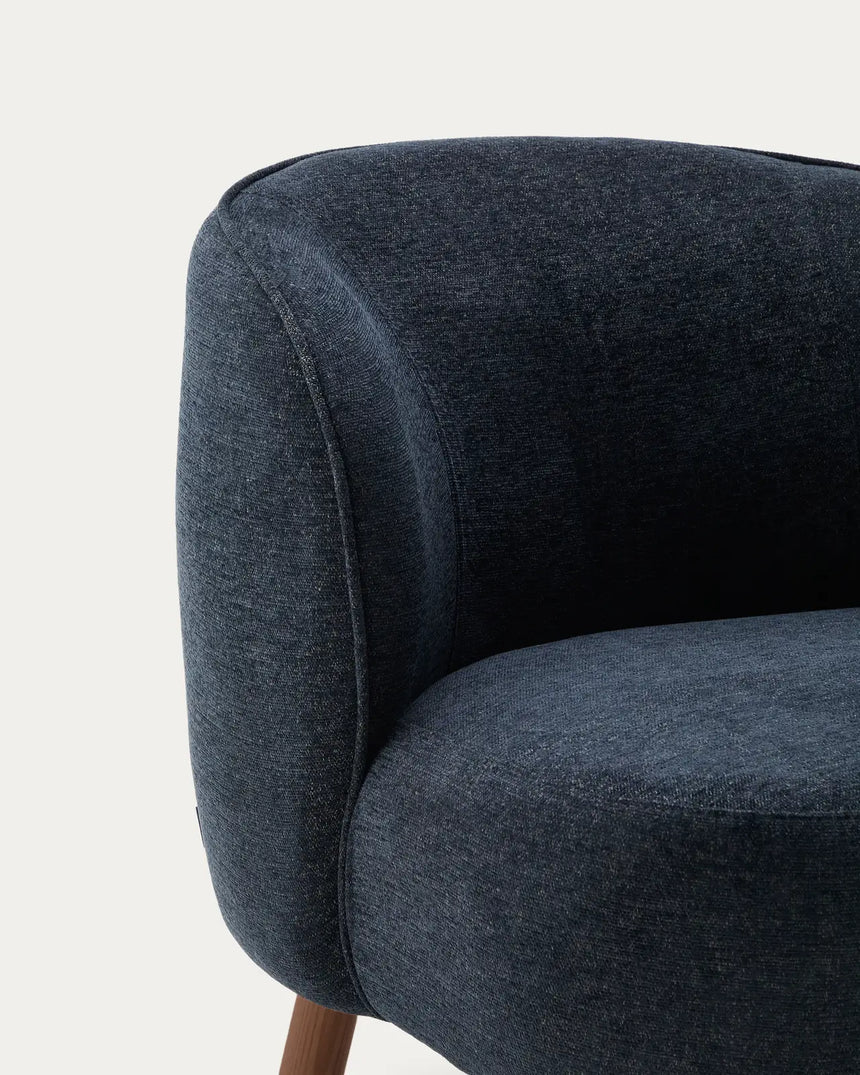 Sessel Ulit aus blaugrauer Chenille mit Beinen aus massivem Eschenholz mit Nussbaum-Finish von Kave Home – Bild 7