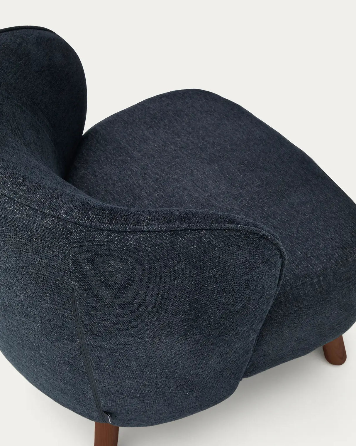 Sessel Ulit aus blaugrauer Chenille mit Beinen aus massivem Eschenholz mit Nussbaum-Finish von Kave Home – Bild 8
