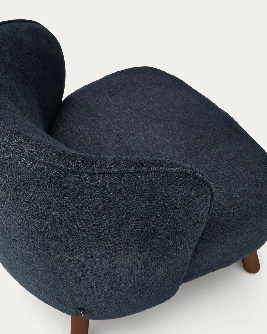 Sessel Ulit aus blaugrauer Chenille mit Beinen aus massivem Eschenholz mit Nussbaum-Finish von Kave Home – Bild 8