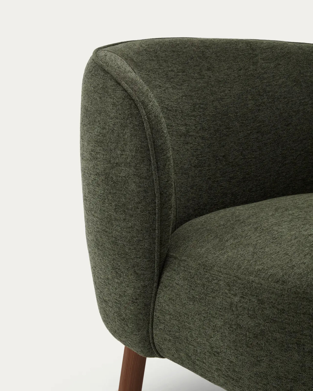 Sessel Ulit aus grüner Chenille mit Beinen aus massivem Eschenholz mit Nussbaum-Finish von Kave Home – Bild 7