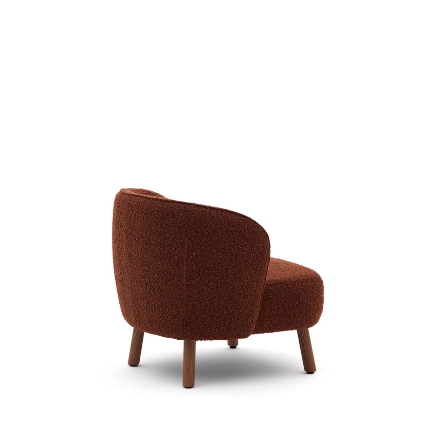 Sessel Ulit aus terrakottafarbenem Lammfellimitat mit Beinen aus massivem Eschenholz mit Nussbaum-Finish von Kave Home – Bild 4