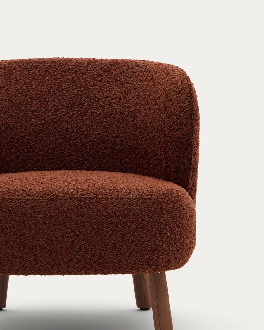 Sessel Ulit aus terrakottafarbenem Lammfellimitat mit Beinen aus massivem Eschenholz mit Nussbaum-Finish von Kave Home – Bild 6