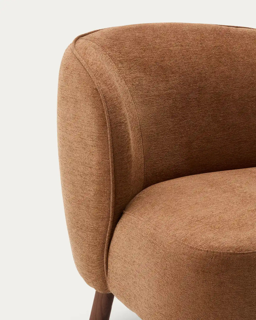Sessel Ulit aus terrakottafarbener Chenille mit Beinen aus massivem Eschenholz mit Nussbaum-Finish von Kave Home – Bild 7